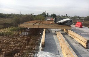 На Харьковщине продолжается ремонт моста через реку Орель (ФОТО)