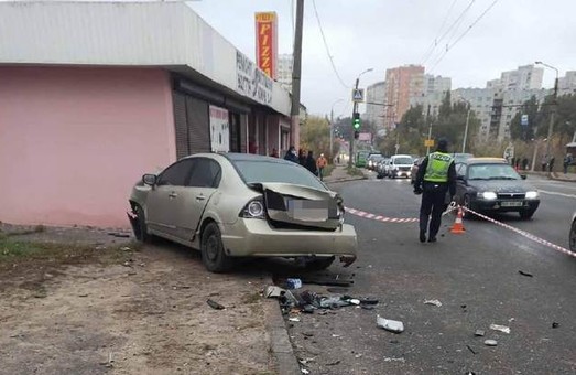 В Харькове после ДТП иномарка влетела в остановку (ФОТО)