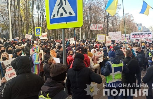 В Харькове митингующие предприниматели перекрыли движение транспорта