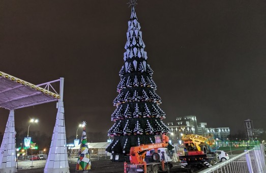На харьковской площади появился главный символ новогодних праздников