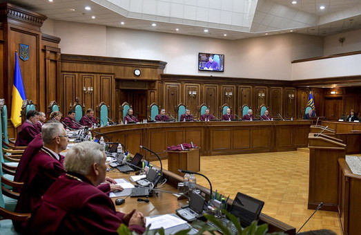 Бывший судья КСУ назвал виновными в конституционном кризисе обе стороны