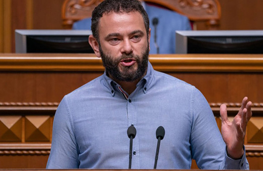 Опальный депутат Александр Дубинский планирует запустить свой политический проект после выхода из «Слуги Народа»