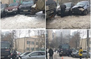 В Киеве мусоровоз протаранил 9 автомобилей