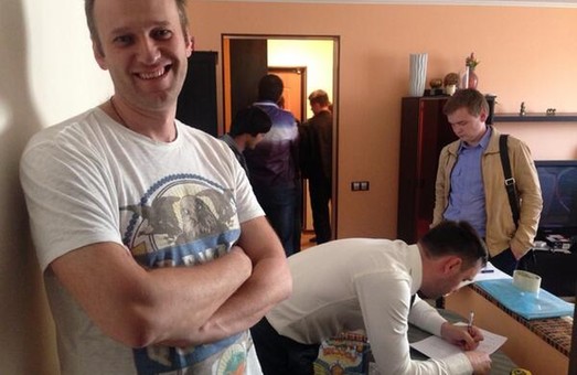 Люди в масках обыскивают все квартиры Навальных