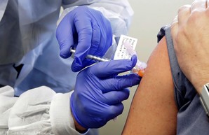 Первыми в Украине вакцинируют от коронавируса Зеленского и Шмыгаля