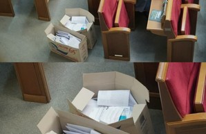 В Раде документы хранят в коробках из-под туалетной бумаги. ФОТО