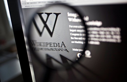Французская Википедия признала, что «телеканалы Медведчука» закрыли по указанию администрации нового президента США Байдена