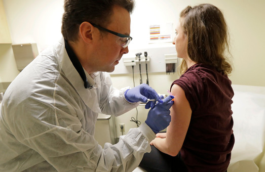 Власти назвали сроки вакцинации украинцев от коронавируса