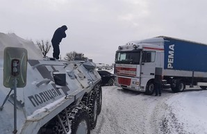 В Киеве коллапс из-за снежных заметов: полиция задействовала БТР
