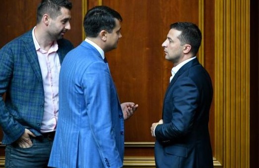 Зеленский видит угрозу в Разумкове и хочет снять его с должности спикера