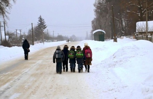 С понедельника в Украине могут закрыть школы