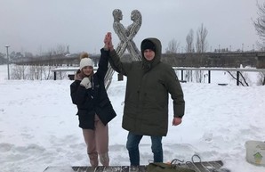 В Киеве на 14 февраля влюбленная пара решила себя цепью на три месяца