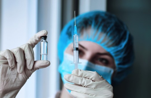 Власти обещают украинцам начать вакцинацию от коронавируса уже в феврале