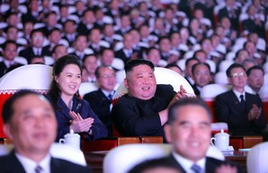 Жена северокорейского диктатора появилась на публике впервые за год