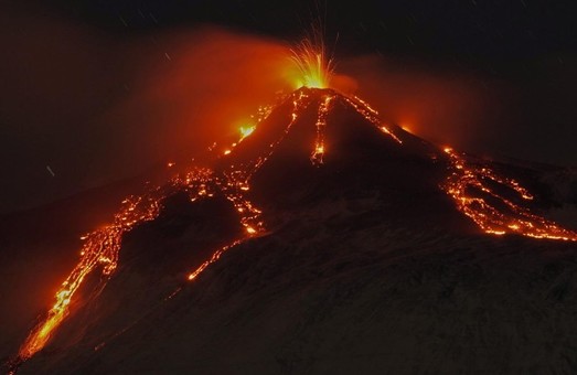 На Сицилии началось извержение Этны. Удивительные фото