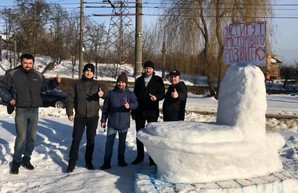 На улице Львова установили гигантский унитаз (Фото)