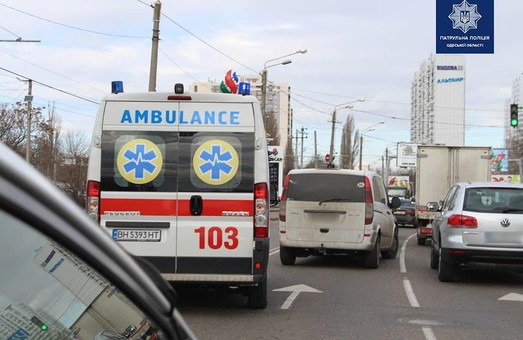 Киевские патрульные перекрыли движение ради спасения жизни роженицы