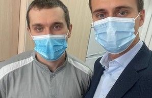 Первого украинца официально привили вакциной от COVID-19
