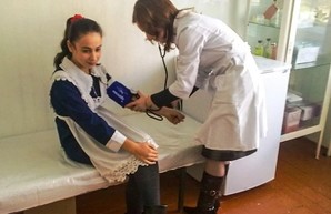 Кабмин поднял зарплаты школьным врачам