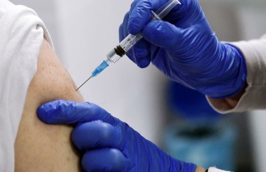 Медики массово отказываются от вакцинации, в ОП готовят пиар-кампанию – источники