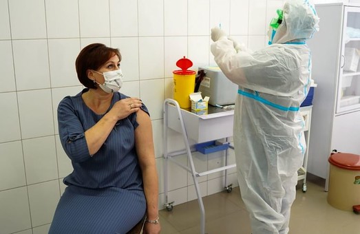 Записаться на вакцинацию с сегодняшнего дня можно через "Дію"