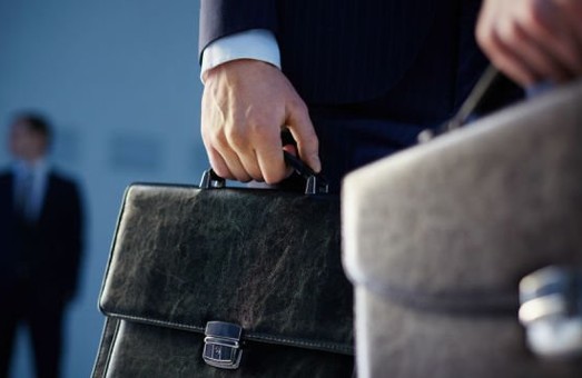 Двух украинских дипломатов в Польше поймали на контрабанде валюты, золота и сигарет