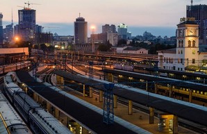 В Киеве мужчина попал под поезд: отрезало ноги