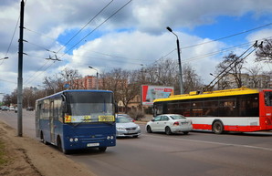В Одессе убирают троллейбусы и автобусы с Ивановского моста (ВИДЕО)