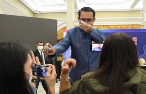 Премьер Таиланда в ответ на вопрос о кадровых изменениях обрызгал журналистов антисептиком – ВИДЕО