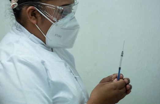 Врачи Черновицкой больницы в полном составе отказались вакцинироваться