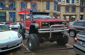 В Одессе во время весеннего снегопада обнаружили необычный джип на огромных колесах (ВИДЕО)