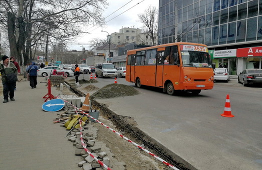В Одессе начали ремонтировать важную автомагистраль (ВИДЕО)