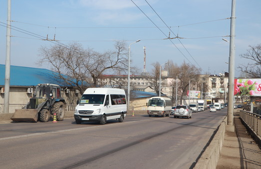 В Одессе закроют движение автобусов и троллейбусов на стратегически важном мосту (ВИДЕО)