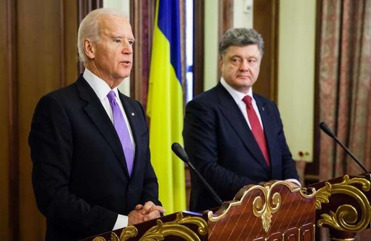 Порошенко поблагодарил Байдена, назвавшего Путина убийцей