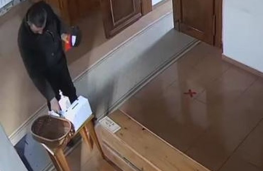 На Закарпатье неизвестный обокрал церковь. Перед кражей вор перекрестился и обработал руки антисептиком