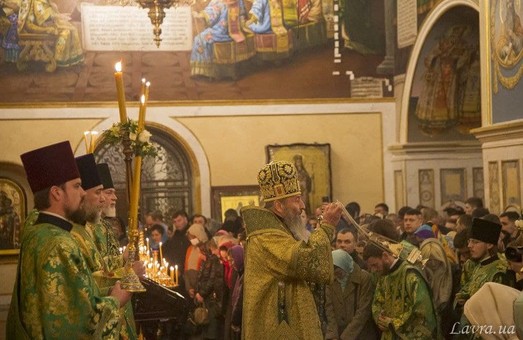 В Киевской Лавре верующие без масок и дистанции молились за больных коронавирусом