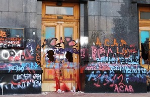 В Офисе президента отказались отдать разрисованные двери на выставку