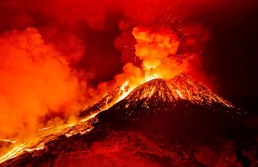 Эти кадры облетели весь мир: туристы сыграли в волейбол на фоне извергающегося вулкана