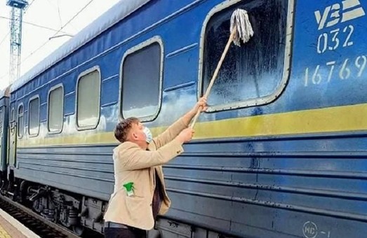Возмущенный датчанин сам помыл грязные окна, пока ехал в поезде Киев - Измаил