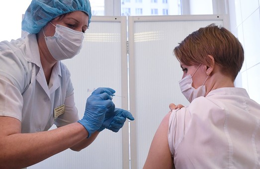 Американские аналитики пишут, что Украина провалила вакцинацию, отказавшись от инициативы Медведчука по производству "Спутник V"