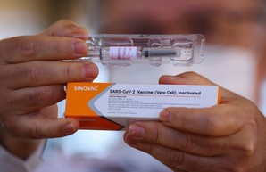 Украина начинает вакцинацию китайским препаратом CoronaVac