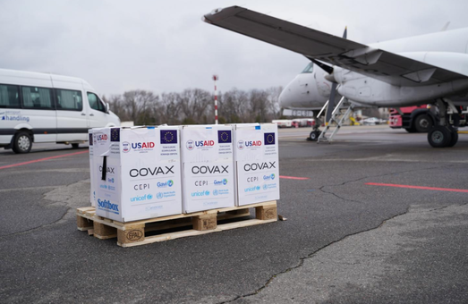 Украина получила первую партию вакцины Pfizer в рамках программы COVAX