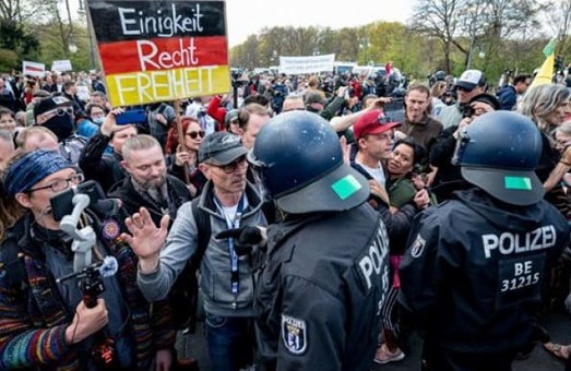 В Берлине прошли массовые протесты против карантинных ограничений, полиция применила силу