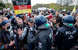 В Берлине прошли массовые протесты против карантинных ограничений, полиция применила силу