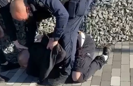 В Киеве полицейский при задержании избил подростка