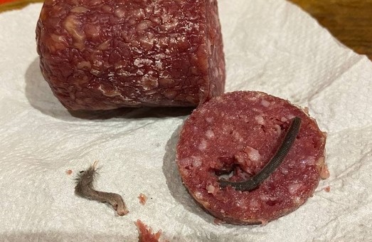 Военный из Житомира купил колбасу с крысиными лапами и хвостом
