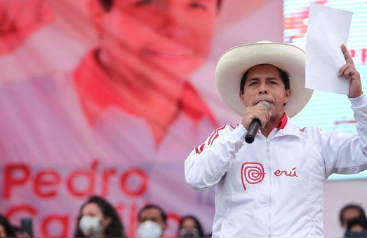 Школьный учитель победил на президентских выборах в Перу