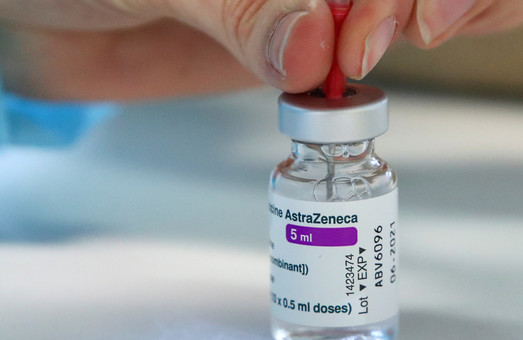 AstraZeneca заявила о эффективности своей вакцины против новых штаммов COVID-19