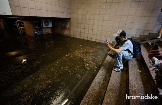 Мощный ливень накрыл Киев: затоплены улицы и станции метро