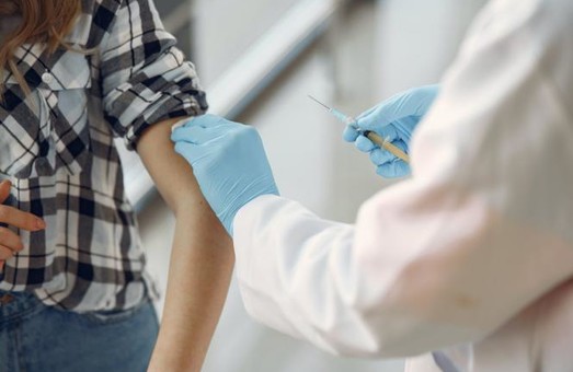 В Украине разрешили вакцинировать от коронавируса детей